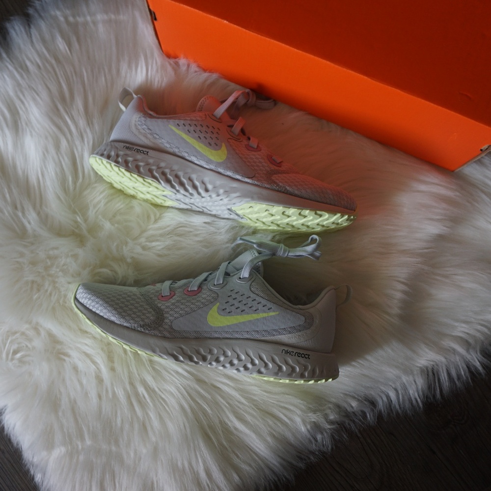 Nike Legend React Women's running Shoes NWB White - Picture 2 of 5